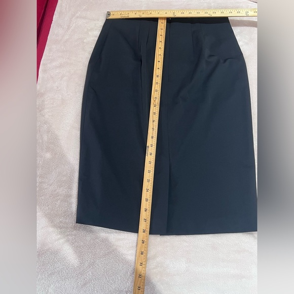 St. John Classic Black Pencil Skirt size 10 new without tags - Picture 4 of 6